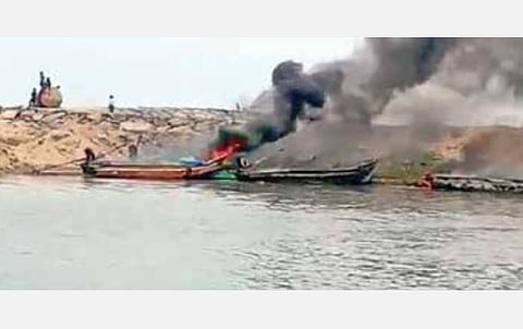 சுருக்குமடி வலையைப் பயன்படுத்துவது தொடர்பாக நடுக்கடலில் மீனவர்களிடையே மோதலில் 3 பேர் காயம்: 4 படகுகள் தீவைத்து எரிப்பு; பூம்புகார், வாணகிரியில் பதற்றம்