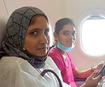 சென்னையிலிருந்து தனது தாயார் சலாமத்துடன் விமானத்தில் டெல்லி புறப்பட்டுச் சென்ற சமீஹா பர்வீன்.