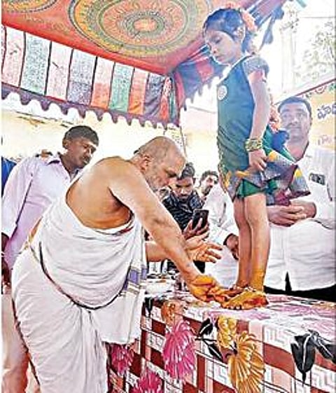 பெத்த மைலாபுரம் கிராமத்தில் சிறுமிக்கு அர்ச்சகர் ரங்கராஜன் கன்யா வந்தனம் செய்தார்.