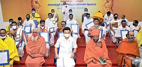 சென்னையில் நேற்று நடந்த நிகழ்ச்சியில், இந்து சமய அறநிலையத் துறையின் சார்பில் அனைத்து சாதியினரும் அர்ச்சகர் ஆகலாம் என்ற அரசாணையின் கீழ் அர்ச்சகர்கள், பட்டாச்சாரியார்கள், ஓதுவார்கள், பூசாரிகள் உள்ளிட்டோருக்கு பணி நியமன ஆணைகளை முதல்வர் ஸ்டாலின் வழங்கினார். பின்னர் எடுக்கப்பட்ட குழு புகைப்படத்தில் அமைச்சர் பி.கே.சேகர்பாபு, குன்றக்குடி பொன்னம்பல அடிகளார், சாந்தலிங்க மருதாசல அடிகளார், குமரகுருபர சுவாமிகள் மற்றும் பணி நியமனம் பெற்றவர்கள். படம்: பு.க.பிரவீன்