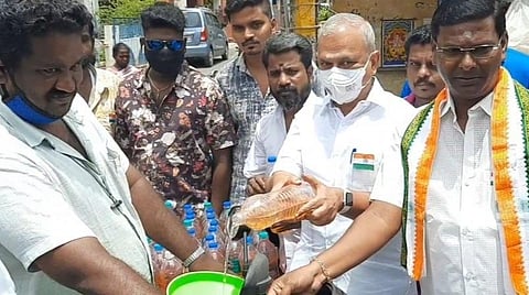 தமிழகத்தைவிட புதுச்சேரியில் விலை அதிகம்: பொதுமக்களுக்கு இலவச பெட்ரோல் வழங்கி காங்கிரஸ் நூதன போராட்டம்
