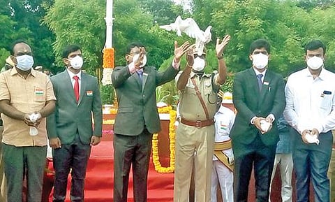 சுதந்திர தின விழாவில் புறாக்களை பறக்கவிட்ட திருவண்ணாமலை மாவட்ட ஆட்சியர் பா.முருகேஷ் மற்றும் எஸ்.பி., பவன்குமார். படம்: இரா.தினேஷ்குமார்.