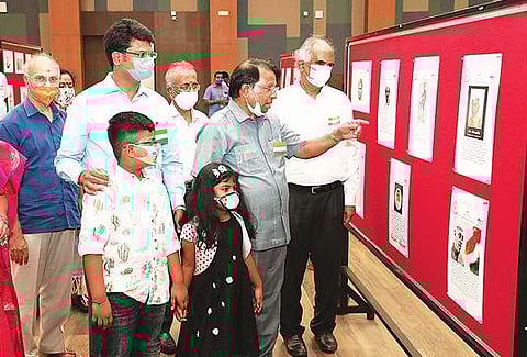 விஐடி பல்கலைக்கழகத்தில் புகைப்பட கண்காட்சியை வேந்தர் கோ.விசுவநாதன் நேற்று திறந்து வைத்து பார்வையிட்டார். அருகில், துணைத்தலைவர் ஜி.வி.செல்வம் உள்ளிட்டோர்.