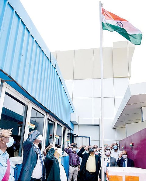 தூத்துக்குடியில் தமிழ்நாடு மெர்க்கன்டைல் வங்கியின் தலைமை அலுவலகத்தில் நடைபெற்ற விழாவில் வங்கியின் நிர்வாக இயக்குநர் மற்றும் தலைமை நிர்வாக அதிகாரி கே.வி.ராமமூர்த்தி தேசிய கொடியேற்றினார்.