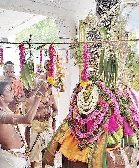 திருச்செந்தூர் வெயிலுகந்தம்மன் கோயில் ஆவணித் திருவிழா கொடியேற்றத்தை தொடர்ந்து கொடிமரத்துக்கு மகா தீபாராதனை நடைபெற்றது.