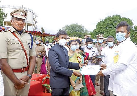 தென்காசி ஐ.சி.ஈ. அரசு ஆண்கள் மேல்நிலைப்பள்ளி மைதானத்தில் நடைபெற்ற சுதந்திர தின விழாவில் அரசின் பல்வேறு துறைகளில் சிறப்பாக பணியாற்றியவர்களுக்கு ஆட்சியர் கோபால சுந்தரராஜ் நற்சான்றிதழ் வழங்கினார்.