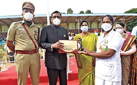 சேலம் மகாத்மா காந்தி விளையாட்டு மைதானத்தில் நடைபெற்ற சுதந்திர தின விழாவில், கரோனா பேரிடர் காலத்தில் சிறப்பாக பணிபுரிந்த செவிலியருக்கு ஆட்சியர் கார்மேகம் சான்றிதழை வழங்கினார். உடன் எஸ்பி அபிநவ், மாவட்ட வருவாய் அலுவலர் ஆலின் சுனேஜா உள்ளிட்டோர். படம்: எஸ்.குரு பிரசாத்