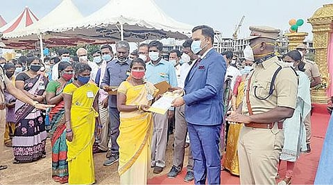 காஞ்சிபுரம் மாவட்ட ஆட்சியர் அலுவலக வளாகத்தில் உள்ள அண்ணா காவல் அரங்கத்தில் தேசிய கொடியை ஏற்றிவைத்த மாவட்ட ஆட்சியர் ஆர்த்தி, காவல்துறையின் அணிவகுப்பு மரியாதையை ஏற்றுக்கொண்டார். (அடுத்த படம்) திருவள்ளூர் மாவட்ட ஆட்சியர் அலுவலகம் பெருந்திட்ட வளாகத்தில் அமைந்துள்ள விளையாட்டு மைதானத்தில் தேசிய கொடியை ஏற்றி வைத்த மாவட்ட ஆட்சியர் ஆல்பி ஜான் வர்கீஸ் மூவர்ண பலூன்களை பறக்க விட்டார். (கடைசி படம்) செங்கல்பட்டு மாவட்டத்தில் சுதந்திர தின விழாவின்போது நலத்திட்ட உதவிகளை வழங்குகிறார் ஆட்சியர் ஆ.ர.ராகுல்நாத்.