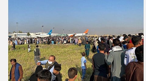 வெளிநாடுகளுக்கு தப்பிக்கும் முயற்சி: காபூல் விமான நிலையத்தில் அலைகடலென திரண்ட மக்கள்