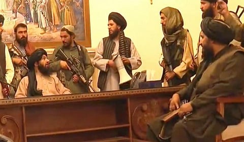 காபூல் அதிபர் மாளிகையைக் கைப்பற்றிய தலிபான்கள் | படம் உதவி: ட்விட்டர்.