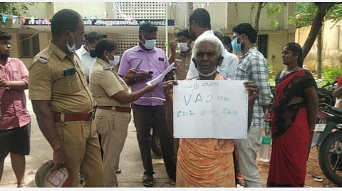 தன் பெயரில் உள்ள பட்டாவை பேரன்களுக்கு முறைகேடாக மாற்றியதாக புகார்: பாட்டி போராட்டம்