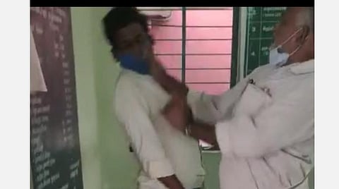 ஆவணங்கள் சரிபார்க்க வந்த விவசாயியை கிராம உதவியாளர் தாக்கிய விவகாரம்: விஏஓ, உதவியாளர் பணியிடை நீக்கம்