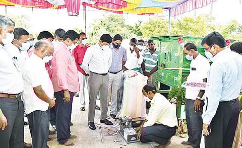 கீழ்பென்னாத்தூர் அடுத்த அணுக்குமலை ஊராட்சியில் நேரடி நெல் கொள்முதல் நிலையத்தை நேற்று திறந்து வைத்து பார்வையிட்ட தி.மலை ஆட்சியர் பா.முருகேஷ்.
