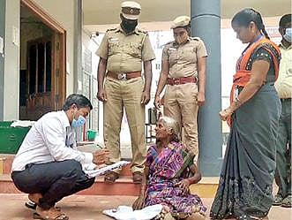 நிலத்தை மீட்டு தரக்கோரி திருப்பத்தூர் மாவட்ட ஆட்சியர் அலுவலகத்தில் தரையில் அமர்ந்து போராட்டத்தில் ஈடுபட்ட வசந்தா.