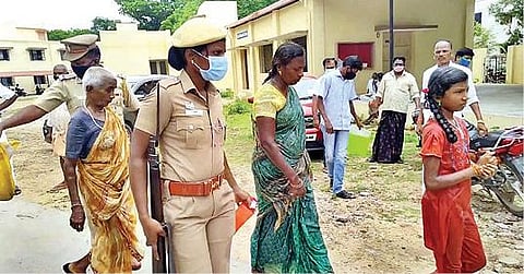 ராணிப்பேட்டை மாவட்ட ஆட்சியர் அலுவலக வளாகத்தில் தற்கொலைக்கு முயன்ற கம்சலாவை பெண் காவலர் பத்திரமாக மீட்டு அழைத்து சென்றார்.