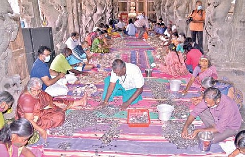 திருநெல்வேலி நெல்லையப்பர் கோயிலில் உண்டியல் காணிக்கை எண்ணும் பணி நேற்று நடைபெற்றது. படம்: மு.லெட்சுமி அருண்.