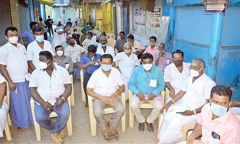 பாளையங்கோட்டை காந்தி மார்க்கெட் வியாபாரிகள் நேற்று கடைகளை அடைத்து உள்ளிருப்பு போராட்டத்தில் ஈடுபட்டனர். படம்: மு.லெட்சுமி அருண்.