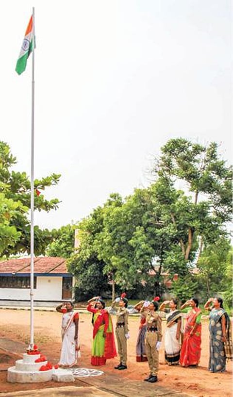 விழுப்புரம் தெய்வானை அம்மாள் மகளிர் கல்லூரியில் நடைபெற்ற சுதந்திர தினவிழாவில் தேசிய கொடியேற்றி மரியாதை செலுத்தப்பட்டது.