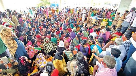 வீட்டுமனைப் பட்டா பெற்றுத் தருவதாக மக்களிடம் பணம் வசூல்: ஆட்சியர் அலுவலகத்துக்கு படையெடுக்கும் போலி சமூக ஆர்வலர்கள்