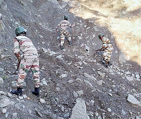 இமாச்சல பிரதேச மாநிலம் கின்னார் மாவட்டதில் கடந்த வாரம் நிலச்சரிவு ஏற்பட்ட இடத்தில் நேற்று மீட்புப் பணியில் ஈடுபட்டிருந்த இந்தோ-திபெத் எல்லை காவல் படையினர். படம்: பிடிஐ