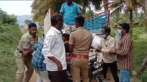 கேதாண்டப்பட்டி அருகே சரக்கு வாகனத்தில் கடத்தப்பட்ட ரேஷன் அரிசியை போலீஸார் பறிமுதல் செய்த போது அவர்களுடன் தகராறில் ஈடுபட்ட அரிசி கடத்தல் கும்பல்.