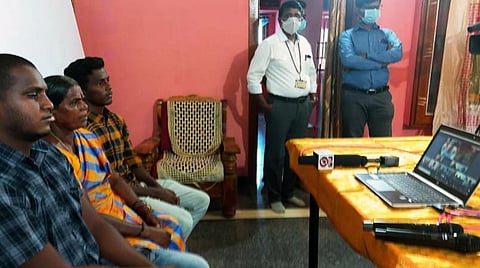 மாரியப்பன் குடும்பத்தினரிடம் பிரதமர் மோடி காணொலி காட்சி மூலம் பேசினார்.