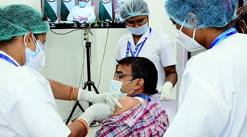 56 கோடிக்கும் அதிகமானோருக்கு கரோனா தடுப்பூசி: இந்தியா புதிய மைல்கல்