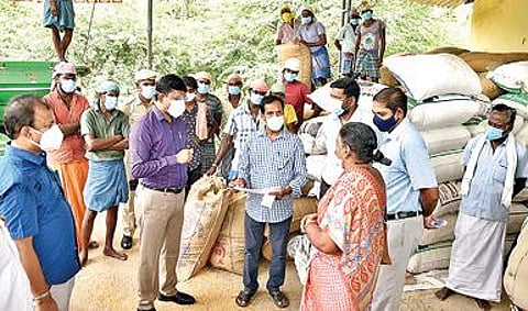 தூசி கிராமத்தில் நேரடி நெல் கொள்முதல் நிலையத்தில் நேற்று ஆய்வு செய்த ஆட்சியர் பா.முருகேஷ்.