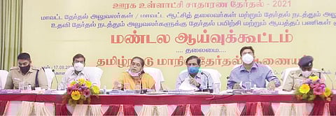 திருநெல்வேலி, தென்காசி மாவட்டங்களில் ஊரக உள்ளாட்சி தேர்தல் நடத்துவது தொடர்பாக, தமிழ்நாடு மாநில தேர்தல் ஆணையர் வெ.பழனிகுமார் அதிகாரிகளுடன் ஆலோசனை மேற்கொண்டார். படம்: மு.லெட்சுமி அருண்.