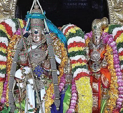 மீனாட்சியம்மன் கோயிலில் மகுடம் தரித்து செங்கோல் ஏந்தி பட்டாபிஷேக கோலத்தில் அருள்பாலித்த சுந்தரேசுவரர், உடன் பிரியாவிடை.