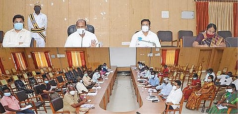 கடலூர் மாவட்டத்தில் பள்ளிகள் திறக்கப்படும் போது செய்யப்பட வேண்டிய முன்னேற்பாடுகள் குறித்து மாவட் ஆட்சியர் தலைமையில் ஒருங்கிணைப்புக் குழு கூட்டம் நடந்தது.