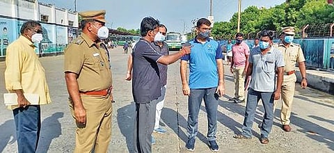 விழுப்புரம் புதிய பேருந்து நிலையத்தில் ஆய்வு மேற்கொண்ட ஆட்சியர் மோகன்.