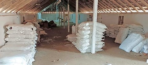 தடை செய்யப்பட்ட புகையிலை பொருட்கள் பதுக்கல் விவகாரத்தில் - பல்லடத்தில் 4 பேர் கைது; வாகனங்கள் பறிமுதல் : முக்கிய குற்றவாளி உட்பட மூவர் தலைமறைவு