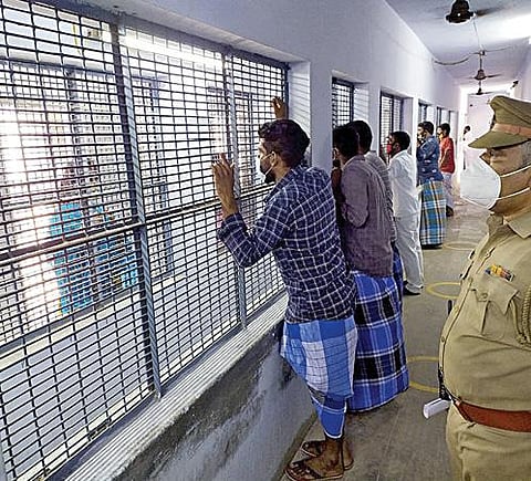 சென்னை புழல் மத்திய சிறையில் தங்களை சந்திக்க வந்த உறவினர்களுடன் பேசும் கைதிகள்.