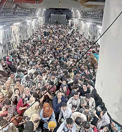 காபூல் விமான நிலையத்தில் இருந்து புறப்பட்ட அமெரிக்க விமானத்தில் 640 ஆப்கானிஸ்தான் அகதிகள் கத்தார் அழைத்து செல்லப்பட்டனர்.