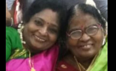 தமிழிசை சவுந்தரராஜன் தன் தாயாருடன்: கோப்புப்படம்