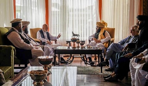 ஆப்கனில் புதிய அரசு: முன்னாள் அதிபர் ஹமீத் கர்சாயுடன் தலிபான்கள் பேச்சுவார்த்தை