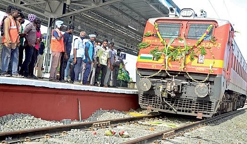 தட்டப்பாறை- மீளவிட்டான் இடையே இரண்டாவது ரயில் பாதையில் பயணிகள் ரயில் இயக்க அனுமதி அளிக்கப்பட்டதை தொடர்ந்து, அந்த பாதையில் சிறப்பு ஆய்வு ரயில் மூலம் இறுதிகட்ட ஆய்வு பணிகள் மேற்கொள்ளப்பட்டன. படம்: என்.ராஜேஷ்