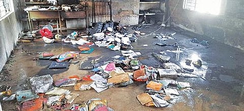 திட்டக்குடி அருகே செங்கல்மேடு ஊராட்சி ஒன்றிய நடுநிலைப்பள்ளியில் ஏற்பட்ட தீ விபத்தில் எரிந்து கிடக்கும் புத்தகங்கள், பள்ளி ஆவணங்கள்.