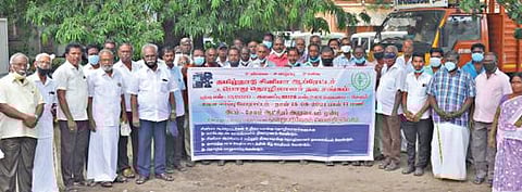 கரோனா நிவாரணம் வழங்க வேண்டும் என்பது உள்ளிட்ட கோரிக்கைகளை வலியுறுத்தி, சேலம் ஆட்சியர் அலுவலகத்தில் மனு அளிக்க வந்த தமிழ்நாடு சினிமா ஆப்ரேட்டர் மற்றும் பொது தொழிலாளர் நலச் சங்கத்தினர். படம்: எஸ். குரு பிரசாத்