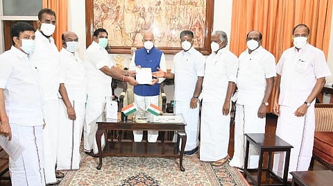 ஆளுநரை சந்தித்தபின் ஈபிஎஸ் - ஓபிஎஸ் உள்ளிட்டோர்.