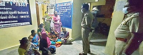 தி.மலை கூட்டுறவு சங்க அலுவலகத்தில் உள்ளிருப்பு போராட்டத்தில் ஈடுபட்டவர்கள்.