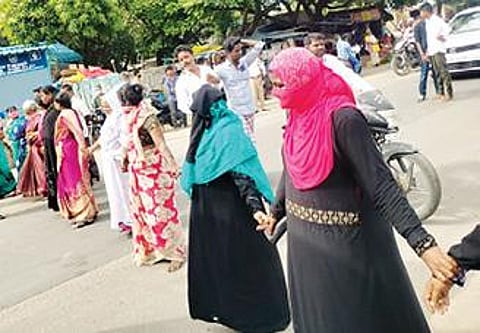 தி.மலை அண்ணாநகரில் குடிநீர் வழங்காததைக் கண்டித்து தண்டராம்பட்டு சாலையில் மறியலில் ஈடுபட்ட பெண்கள்.