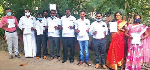 ஸ்டெர்லைட் ஆலையை மீண்டும் இயக்க அனுமதிக்க கோரி சென்னையில் அமைச்சர்கள், கட்சித் தலைவர்களிடம் மனு அளிக்க வந்த பல்வேறு அமைப்புகளின் நிர்வாகிகள்.