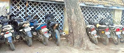 திருச்செந்தூர் அருகே பறிமுதல் செய்யப்பட்ட மஞ்சள் மூட்டைகள் மற்றும் சரக்கு வேன். (அடுத்த படம்) பறிமுதல் செய்யப்பட்ட மோட்டார் சைக்கிள்கள்.