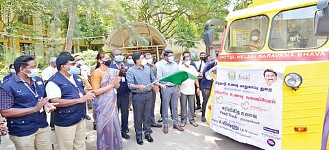 திருநெல்வேலியில் உணவு பாதுகாப்புத்துறை சார்பில் பாரம்பரிய உணவு விற்பனை வாகனத்தை ஆட்சியர் வே. விஷ்ணு கொடியசைத்து தொடங்கி வைத்தார். படம்: மு.லெட்சுமி அருண்.