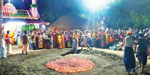 விழுப்புரம் அருகே மரகதபுரம் கிராமத்தில் இந்து - முஸ்லிம்கள் ஒற்றுமையாக நடத்திய தீ மிதி நிகழ்வில் பங்கேற்றோர்.