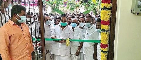 திருவண்ணாமலை மாவட்டம் போளூர் வசந்தம் நகரில் சட்டப்பேரவை உறுப்பினர் அலுவலகத்தை எம்எல்ஏ அக்ரி எஸ்.எஸ் கிருஷ்ணமூர்த்தி திறந்து வைத்தார். அருகில், மாவட்ட துணை செயலாளர் செல்வன், மாவட்ட அவை தலைவர் நாராயணன், ஒன்றியச் செயலாளர்கள் ஜெயசுதா அசோக், கலியபெருமாள் உள்ளிட்டோர்.