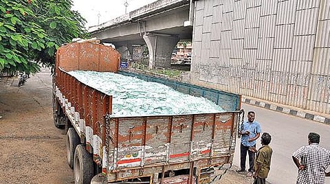 வேலூர் சத்துவாச்சாரியில் காவல் துறையினர் பறிமுதல் செய்த கண்ணாடி கழிவு ஏற்றி வந்த லாரி.