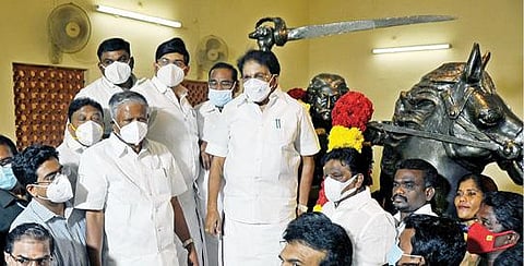 திருநெல்வேலியில் விடுதலைப் போராட்ட வீரர் ஒண்டிவீரனின் 250 -வது நினைவுதினத்தை முன்னிட்டு அவரது திருவுருவசிலைக்கு தமிழக அரசு சார்பில் அமைச்சர்கள் கே.கே.எஸ்.எஸ்.ஆர். ராமச்சந்திரன், மா. மதிவேந்தன், மாலை அணிவித்து மரியாதை செலுத்தினர்.படம்:மு.லெட்சுமிஅருண்